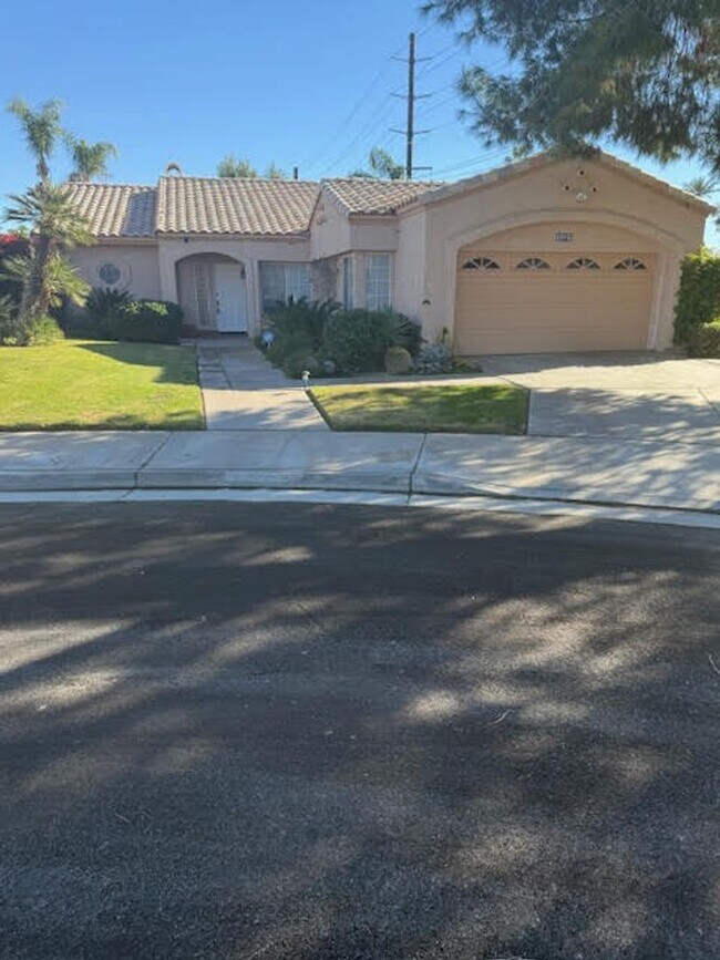 Building Photo - Pool home with solar panels in Palm Desert