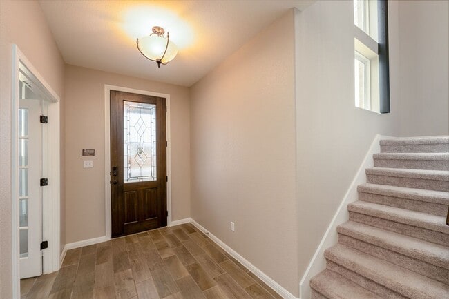 Building Photo - Beautiful 3 bedroom, 2.5 bathroom home in ...