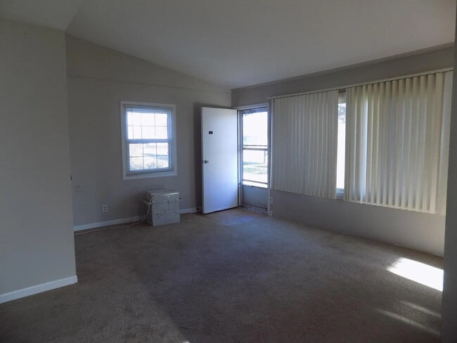 Building Photo - 1425 Evans Ave
