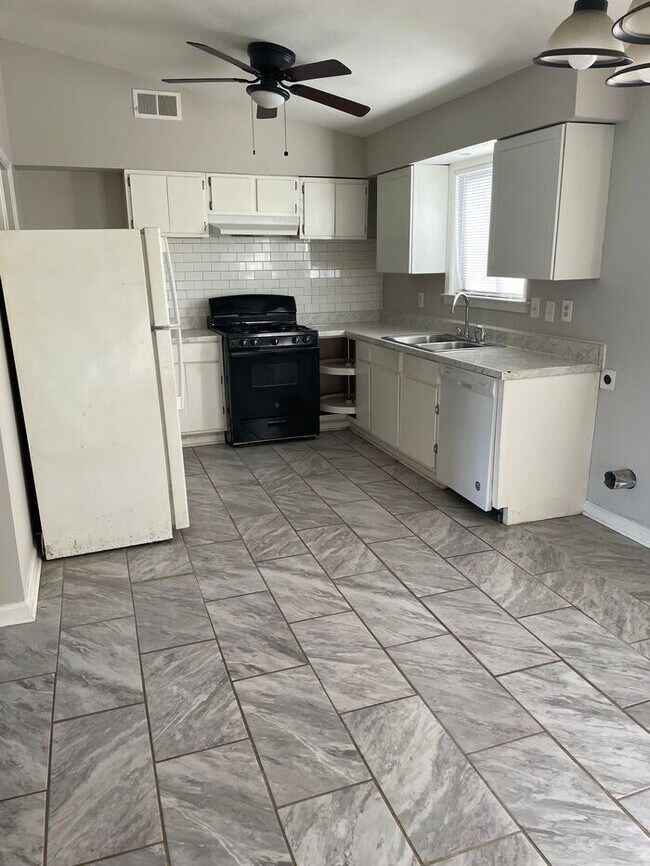 Foto del edificio - 3BR 1BA Home w/ Fenced Backyard & Patio • Stove-Ready Kitchen • Carport in Memphis