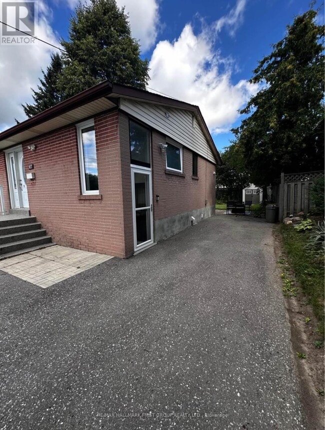 Building Photo - 927 Greenwood Crescent
