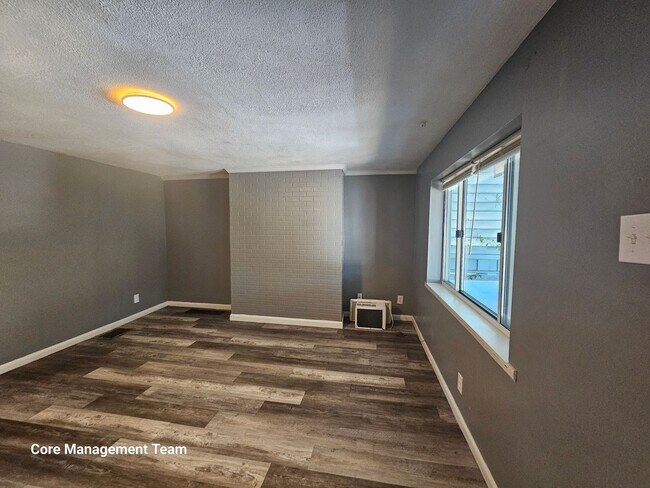 Building Photo - 2 bedroom 1 bath house for rent in West Mi...