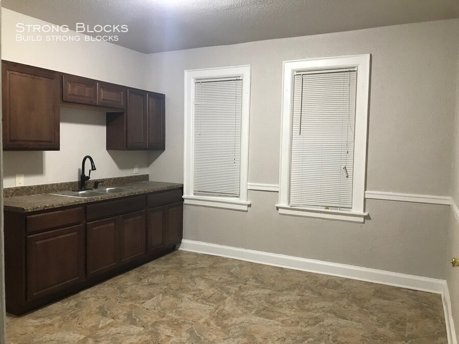 Primary Photo - Renovated Lower 2BR/1BA Duplex Rental