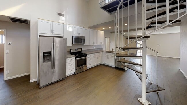 Building Photo - BIG House! Spacious bedrooms! Garage and Driveway Parking!