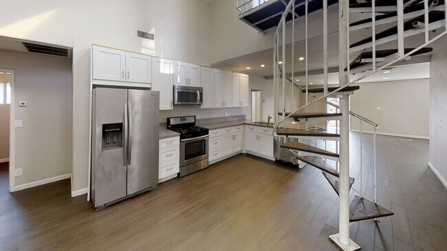 Foto del edificio - BIG House! Spacious bedrooms! Garage and Driveway Parking!