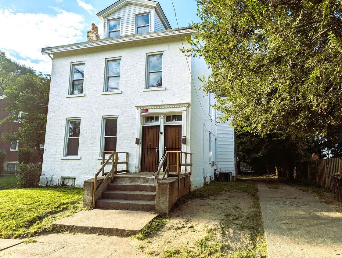 Primary Photo - 1215 Laidlaw Ave
