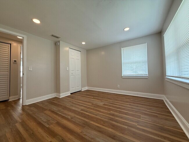 Foto del edificio - 2418 Pullman Ave