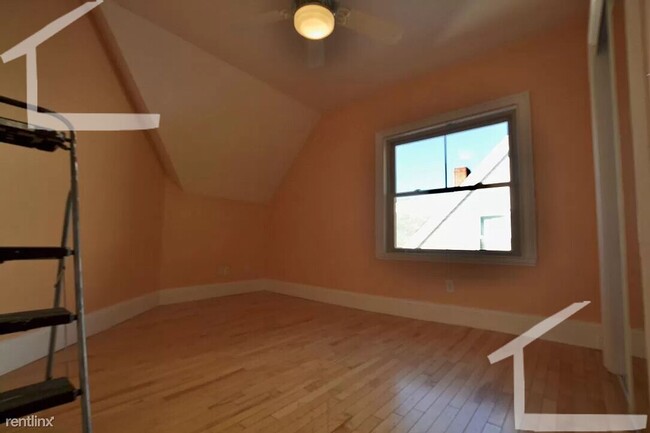 Building Photo - Huge 3 bed with free laundry!