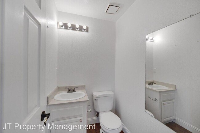 Foto del edificio - 217 Hidden Creek Ct