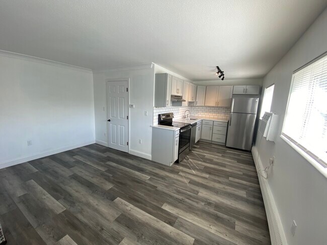 Building Photo - 172 School St