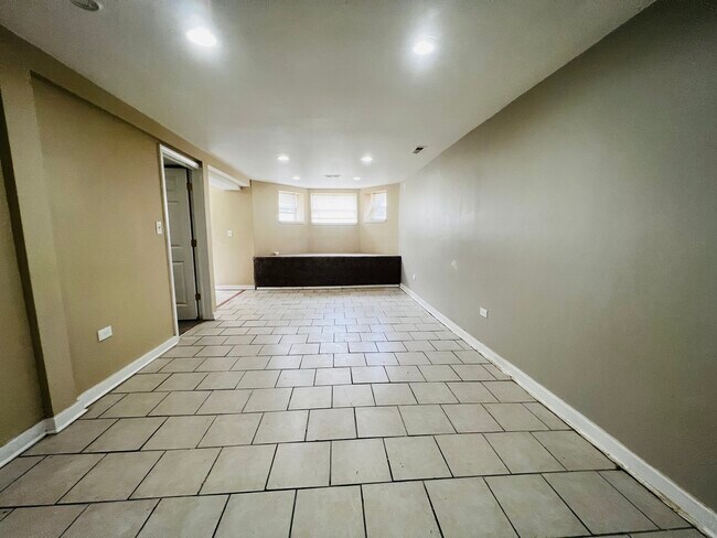 Foto del edificio - 3054 W Jackson Blvd