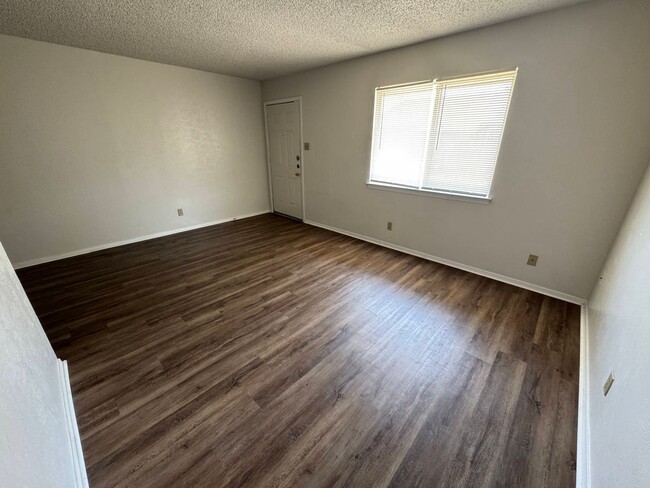 Foto del edificio - 1301 Willow Springs Rd