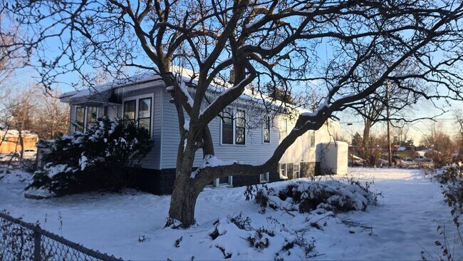 Foto del edificio - 3BR Single-Family Home with Basement & Off-Street Parking