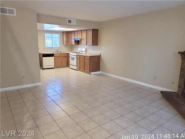 Foto del edificio - HENDERSON TOWNHOME!