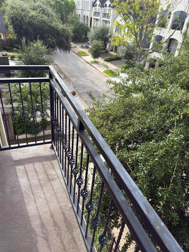 Foto del edificio - 1326 W Bell St