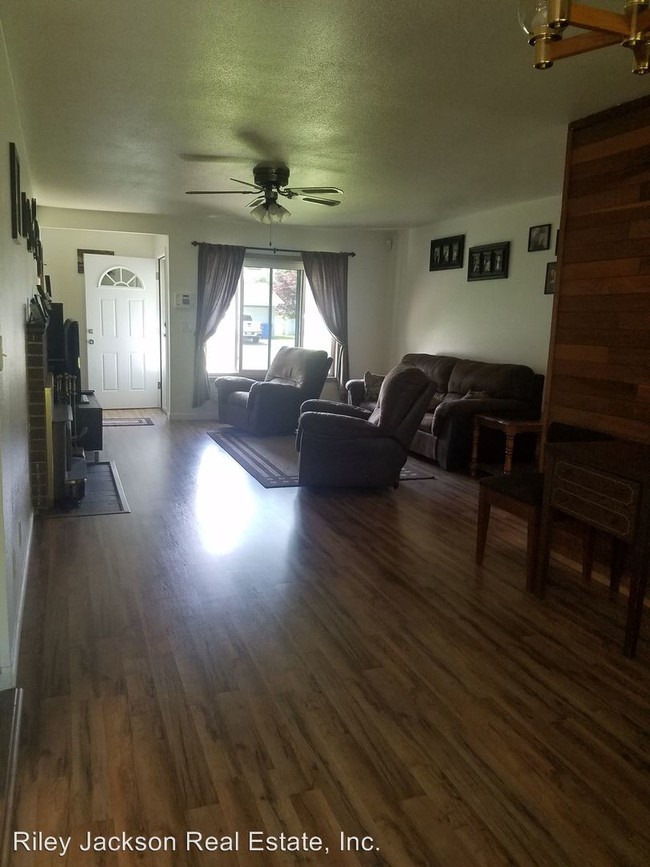 Building Photo - 3 br, 1.5 bath House - 3008 Catalina Dr SE