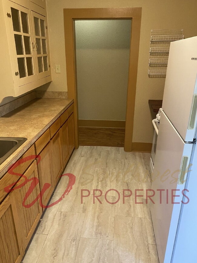 Building Photo - Super cute, good sized, one bedroom home one block from campus!