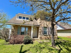 Building Photo - Cute Corner Home w/ 4 Beds & 3 Baths in Co...