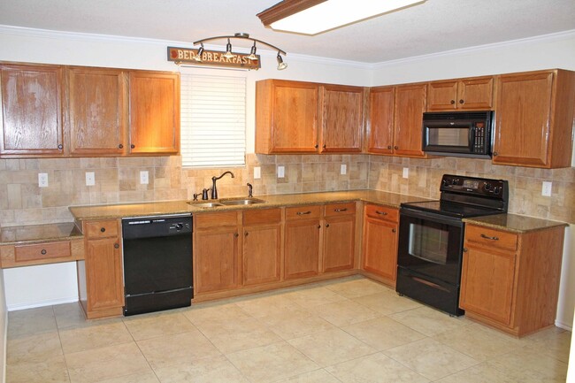 Foto del edificio - 4 BR 2 BA home for Lease in Lovely Harriet...