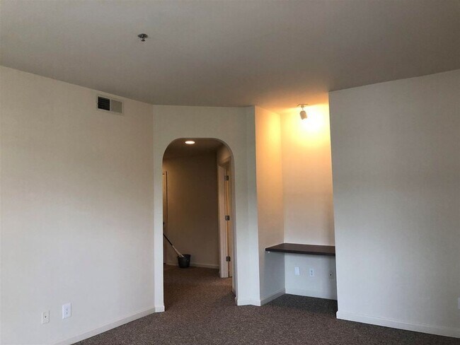 Building Photo - 300 Riverbend Dr