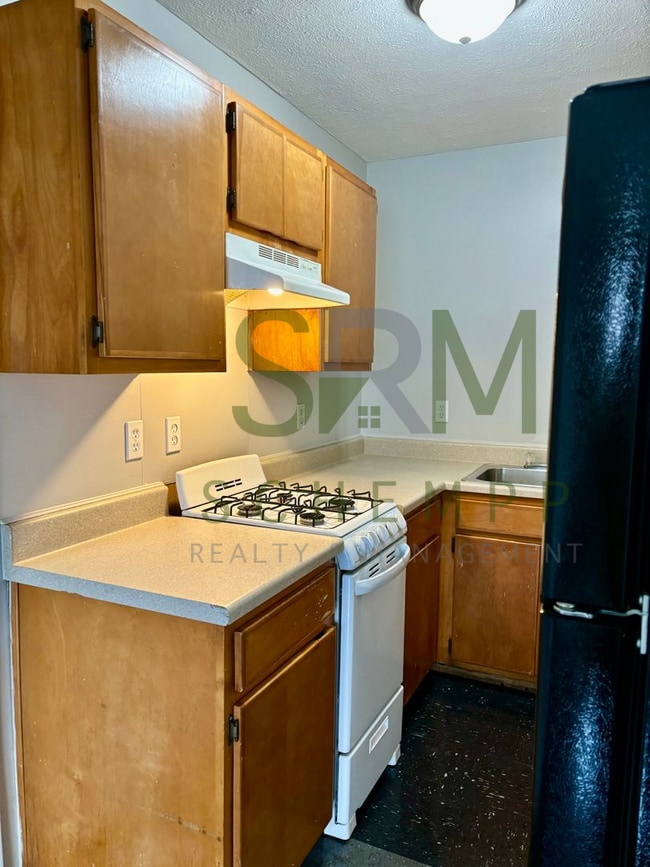 Building Photo - First floor 1 bedroom apartment in the Portland neighborhood! Section 8 accepted