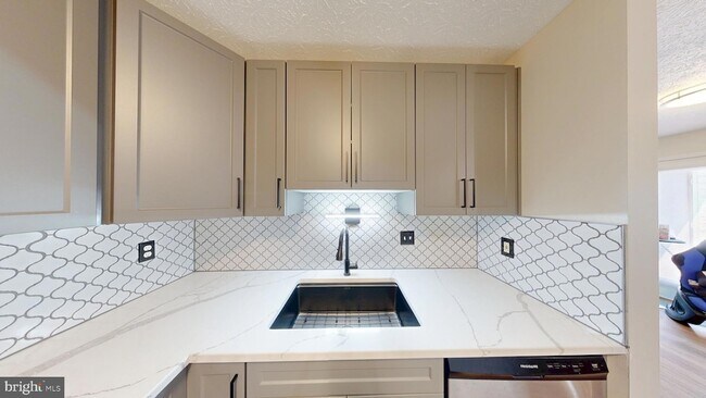 Foto del edificio - 2106 Whitehall Rd