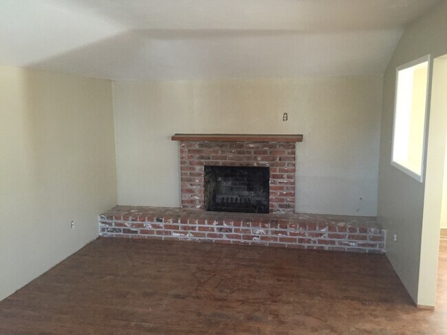 Building Photo - 1510 E Kern Ave