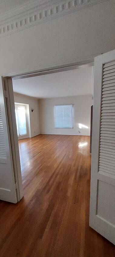 Primary Photo - 5400 Franklin Ave