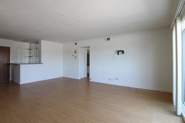 Building Photo - 2 bedroom in West Hollywood CA 90069