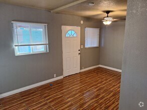 Building Photo - 570 Oak Ave