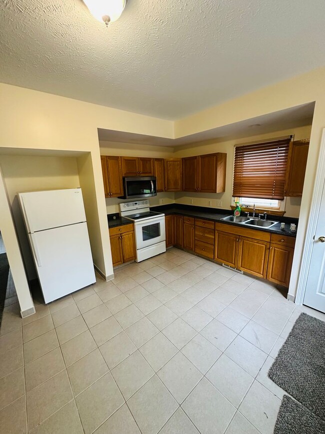 Building Photo - Spacious 3-Bedroom Duplex for Rent – Minut...