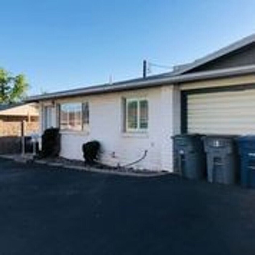 Foto principal - Cute 2 Bedroom, 2 Bathroom Townhome in Dix...