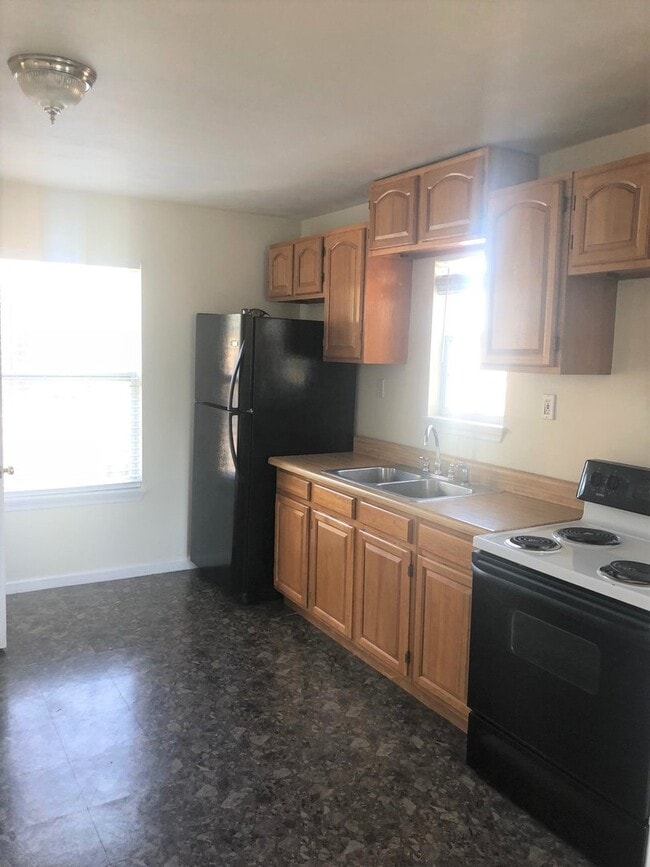 Building Photo - NICE 1 BEDROOM, 1.5 BATH CARRIAGE HOUSE IN BAYVIEW ESTATES!!