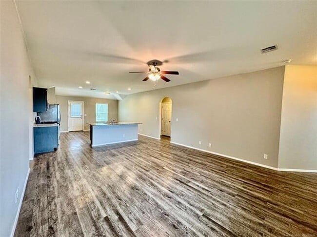 Building Photo - 4 bed/2 bath newer construction in prime location in Claremore!