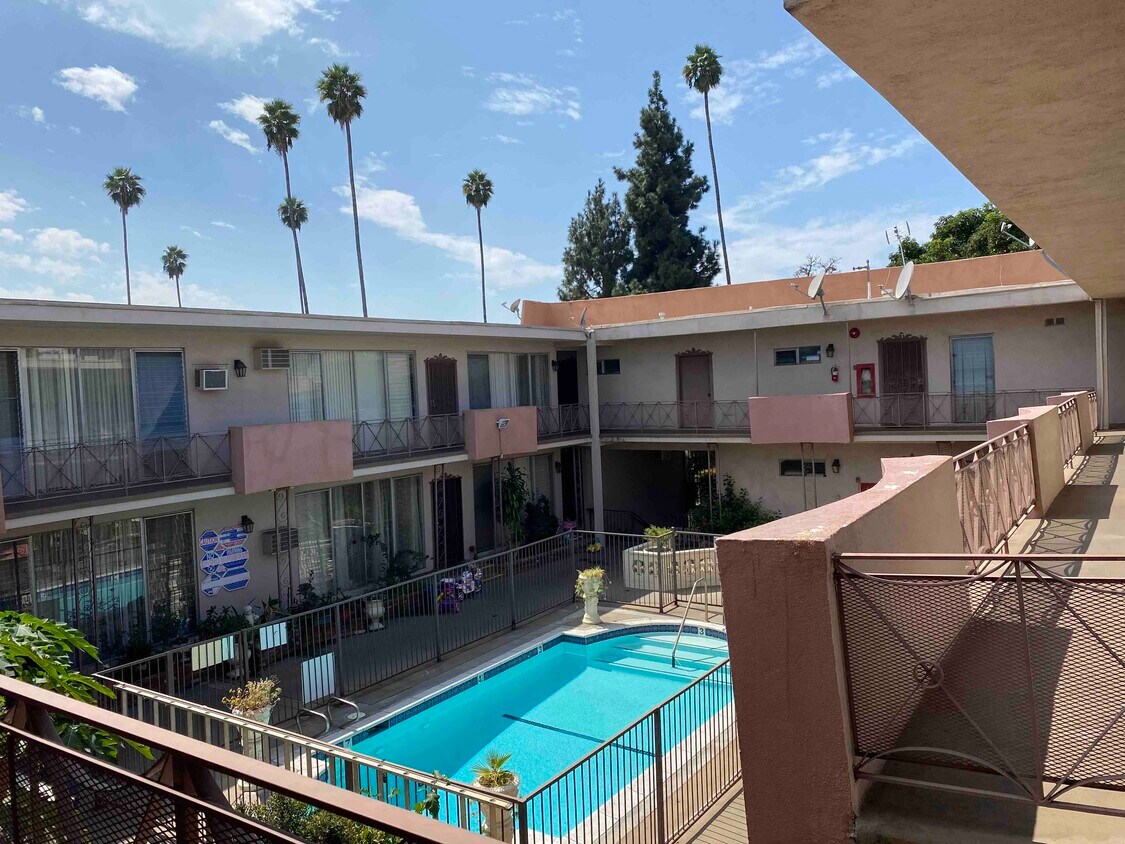 Courtyard - 1640 N Hobart Blvd