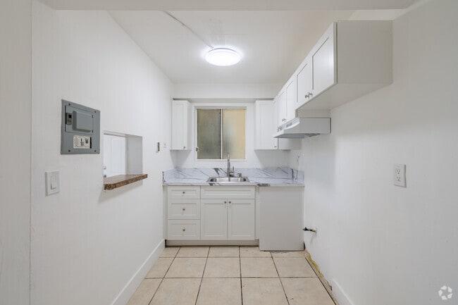 1BR, 1BA - 450SF - Kitchen - Turf Point Properties