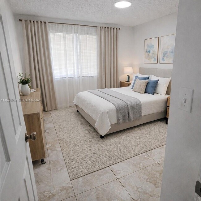 Foto del edificio - 5615 NW 27th Ct