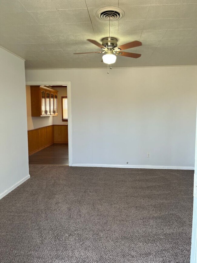 Building Photo - Handicap ramp 2bedrooms 1bath 1carport CH/A
