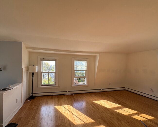 Living Room - 19 Thames St