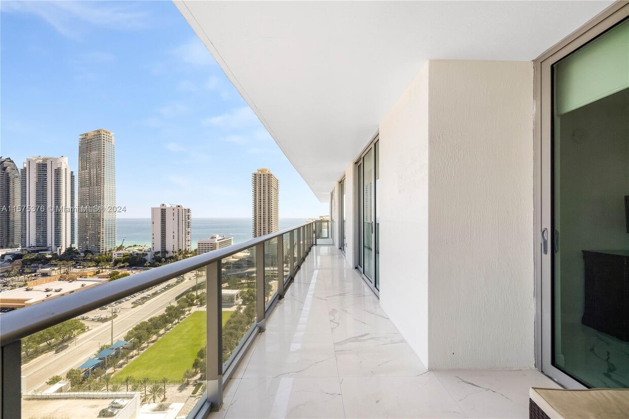 Foto principal - 300 Sunny Isles Blvd