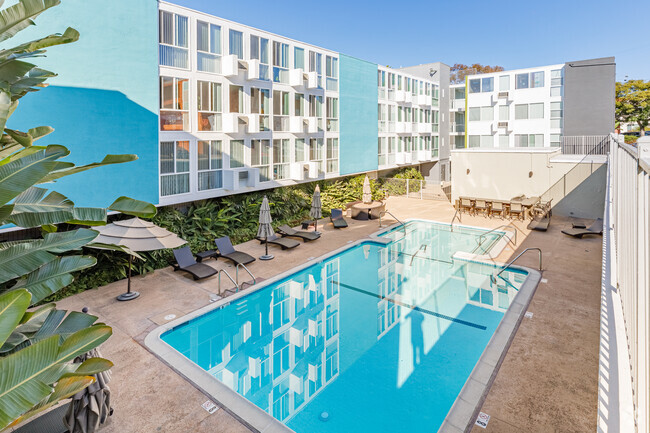 Piscina - Park East Apartments