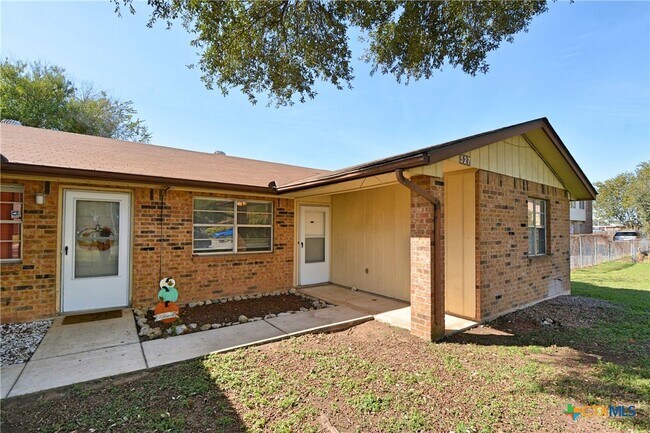 Foto del edificio - 527 Buttercup Ln