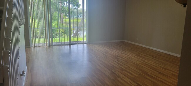 Building Photo - 2065 Oakhurst Way