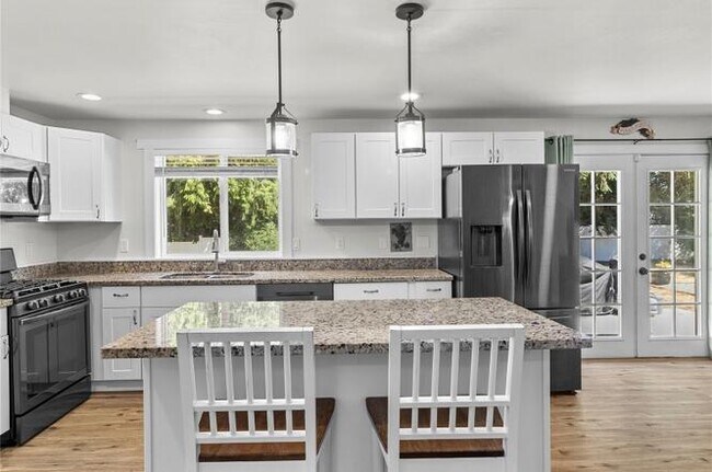 Cocina con isla - 4309 236th St E