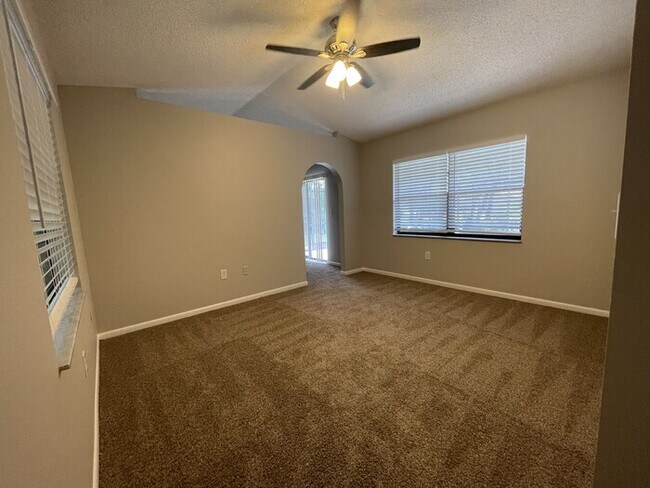 Building Photo - Fresh 3/3/2 Pool Home on Corner Lot in Spr...