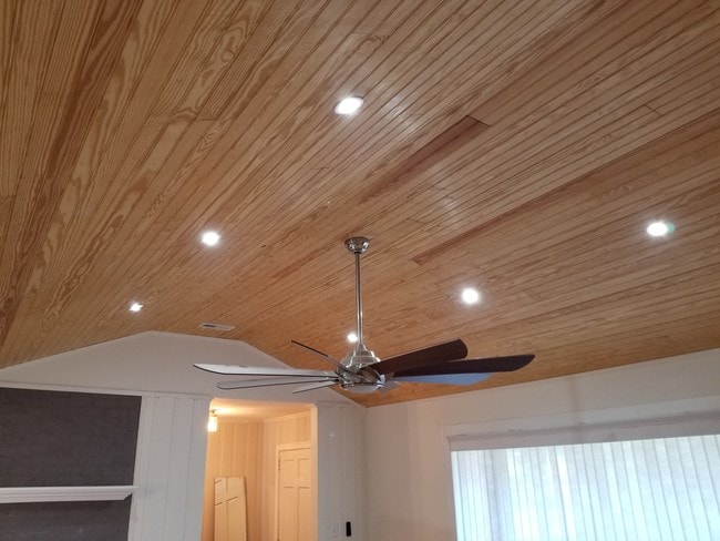Sala de estar con techos estilo catedral - 312 Harvey Cir