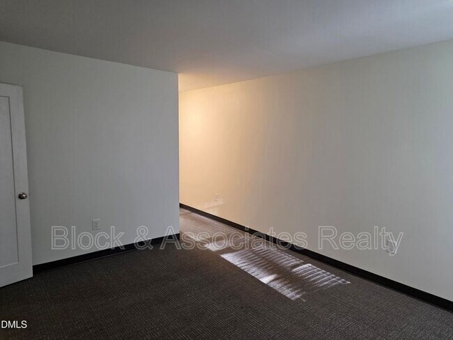 Building Photo - 5104 Hollyridge Dr