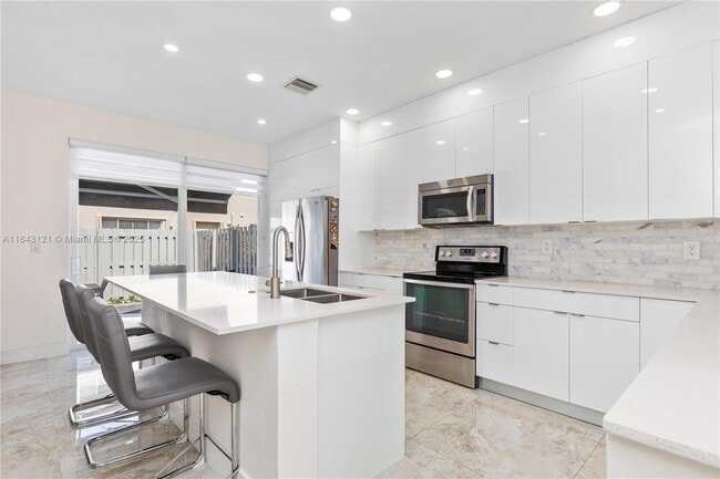Foto del edificio - 5622 NW 112th Ct