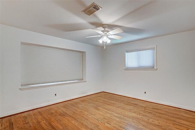 Foto del edificio - Very attractive home on large corner lot.