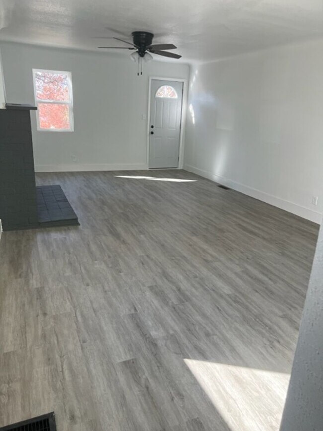 Foto del edificio - Spacious 3 bedroom 2 bath home with fenced...